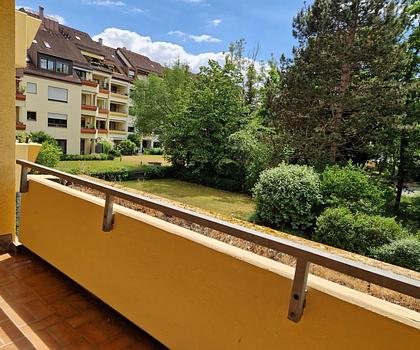 Ruhig gelegene 2-Zimmer Wohnung im 1.OG mit großem Balkon zzgl. Tiefgaragenstellplatz