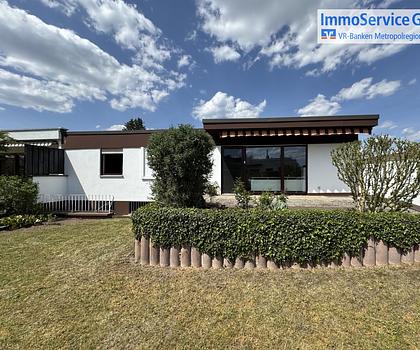 Vollunterkellerter Bungalow mit Garten und 2 Einzelgaragen auf Erbpachtgrundstück.