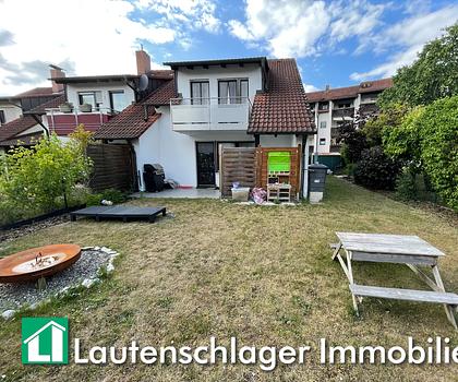 Ihr Wohnglück im Deininger Weg! Reiheneckhaus mit großzügigem Garten und einer Garage! Frei ab Juli!
