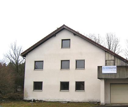 Sanierungsbedürftiges 2-Familien-Haus mit 975 m² Grundstück