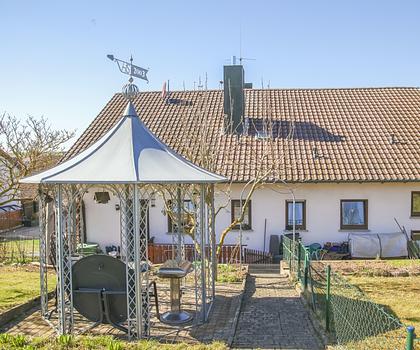 Klassisches Einfamilienhaus mit Einliegerwohnung, Doppelgarage und großem Garten in Altertheim