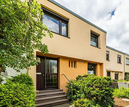 HEGERICH: Platz für Familie, Ideen und Zukunft – charmantes Reihenhaus mit Garten und Erbpacht