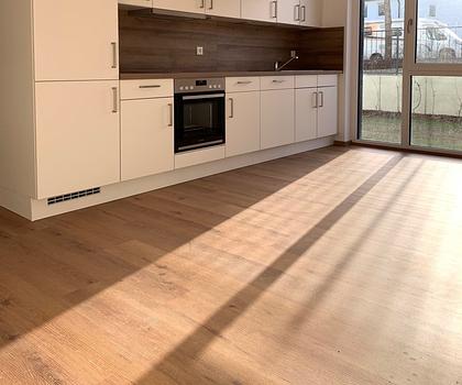 Lichterfüllte 2-Zimmer EG-Wohnung mit modernem Tageslichtbad, Marken-EBK und großer Westterrasse