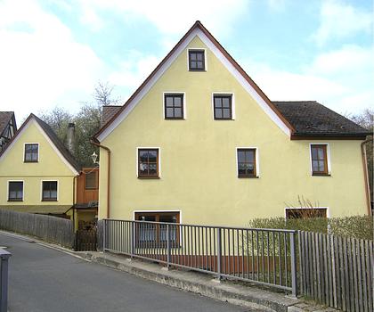 1-Familien-Haus idyllisch gelegen mit Nebengebäude, Garage und PKW-Stellplatz