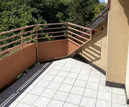 Oben Wohnen ... 
Dachgeschoss- Wohnung mit Balkon 
und schönem Ausblick in die Wipfel alter Bäume ...