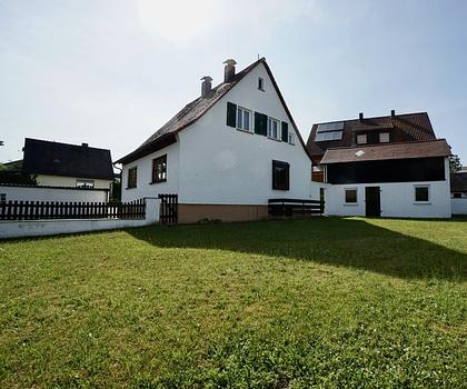 Gemütliches Einfamilienhaus mit großem Garten und zwei Garagen - ideal für Familien&Gartenliebhaber