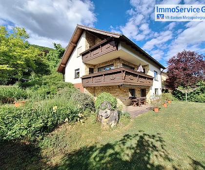 Großzügiges Einfamilienhaus mit Terasse und zwei Garagen