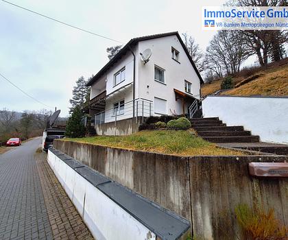 Renovierungsbedürftiges und vermietetes Einfamilienhaus in idyllischer Lage mit viel Potenzial