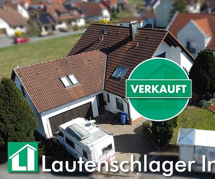 Da schau her! Familienfreundliches Zweiparteienhaus mit Doppelgarage in ruhiger Lage von Freystadt