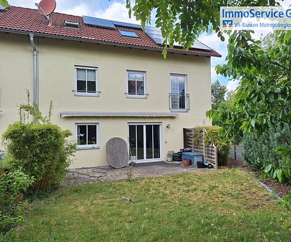 Stilvolles Reiheneckhaus mit Garten und zwei PKW-Stellplätzen