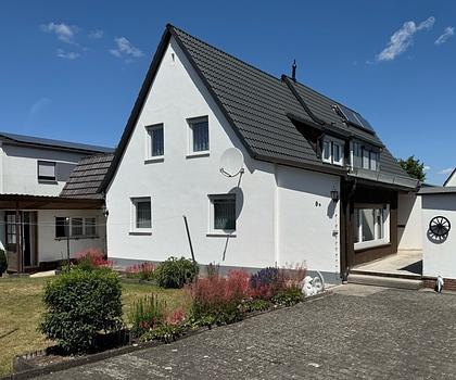 Kleine Doppelhaushälfte mit Garage in Feucht