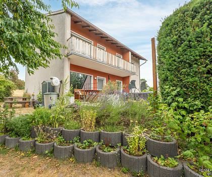 Attraktives Zweifamilienhaus in zentraler Lage mit großem Garten