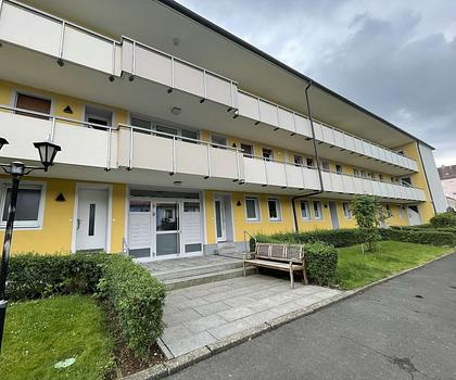 HEGERICH: Attraktive, vermietete 2-Zimmer-Hochparterrewohnung mit Balkon in Erlangen-Süd!