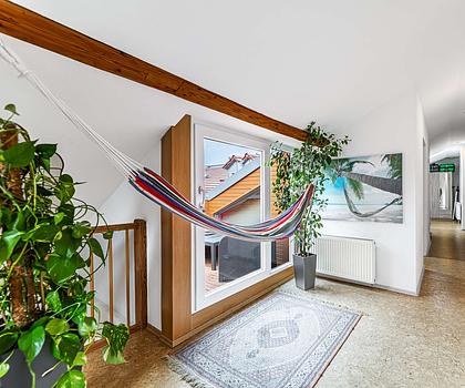 HEGERICH: Großzügige und charmevolle Maisonettewohnung mit Dachloggia in der Fürther Südstadt