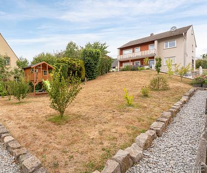 Attraktives Zweifamilienhaus in zentraler Lage mit großem Garten