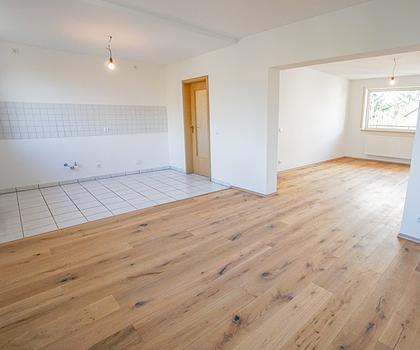 IDEAL FÜR FAMILIEN: Renovierte 4-Zi-Whg. mit Tageslichtbad, Gäste-WC , Balkon, Parkett uvm.