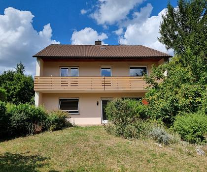 Schöner Wohnen in Dambach ...
Stattliches Wohnhaus mit großem Grundstück