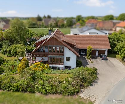 Attraktives Zweifamilienhaus mit idyllischem Garten mit Schwimmteich