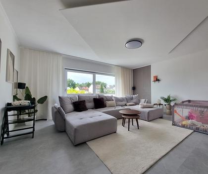 Modernisiertes Zweifamilienhaus
mit ausgebautem Dachgeschoss und zwei Garagen