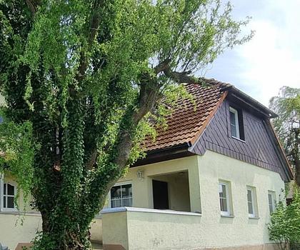 Gegen Gebot zu verkaufen ....
Stattliche Doppelhaushälfte mit Einliegerwohnung u. zwei Garagen