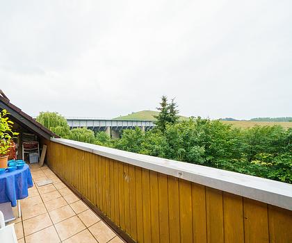 Helle Wohnung mit Dachterrasse und Garage!