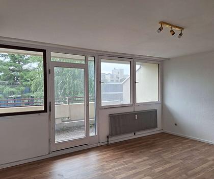 1-Zimmer-Wohnung mit Süd-Balkon und Schwimmbadnutzung – Küche & Bad renovierungsbedürftig