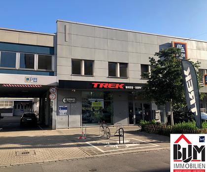 *Vielseitig nutzbar - Verkauf - Ausstellung - Lager - frequentierte Lage neben Lebensmittelmarkt - Stellplätze*