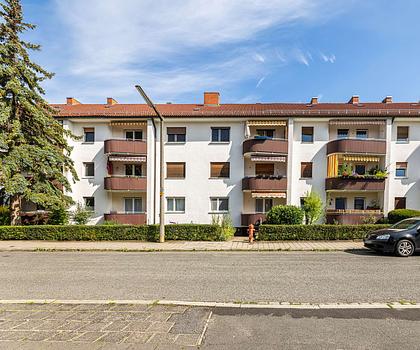 RESERVIERT: Attraktive, vermietete 2-Zimmer-Hochparterrewohnung mit Balkon in Erlangen-Süd!