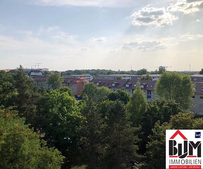 *Nicht alltägliche Aussicht - sehr gepflegt - Balkon - Stellplatz - Bad mit Fenster - Kücheneinrichtung möglich*