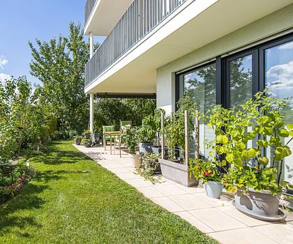 Wohnkomfort mit Hauscharakter: 3-Zi.-Gartenwohnung mit vollwertig ausgebautem Hobbyraum, Wallbox und TG-Stellplätzen