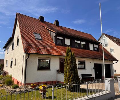 +++SCHÖNES ZWEIFAMILIENHAUS MIT VIEL PLATZ IN HERRLICH RUHIGER LAGE IN WIESENTHAU+++