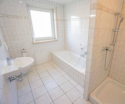 IDEAL FÜR FAMILIEN: Renovierte 4-Zi-Whg. mit Tageslichtbad, Gäste-WC , Balkon, Parkett uvm.