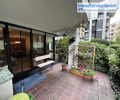 Charmante 2,5 Zimmer Wohnung mit zwei Terrassen und Tiefgaragenstellplatz