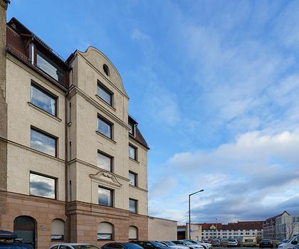 Altbaucharme! Vermietete Wohnung mit Balkon 
in gepflegtem Gründerzeitanwesen