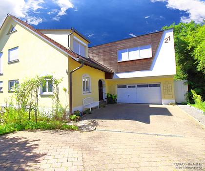 Großzügiges Zweifamilienhaus mit wunderschönem Grundstück