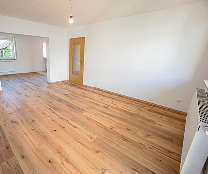 IDEAL FÜR FAMILIEN: Renovierte 4-Zi-Whg. mit Tageslichtbad, Gäste-WC , Balkon, Parkett uvm.