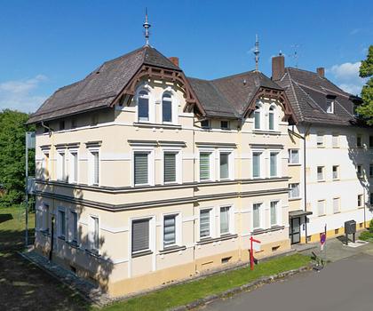 Einladende 2-Zimmer- Wohnung in der Innenstadt
3 Meter hohe, lichtdurchflutete Räume - sofort bezugsfrei