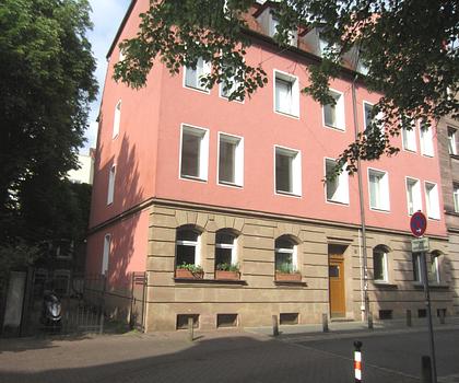 3 ½ Zimmer-Altbau-Wohnung in Gostenhof mit Hohen Decken, Holzböden, VIEL LICHT & RUHE für 1-2 Pers.