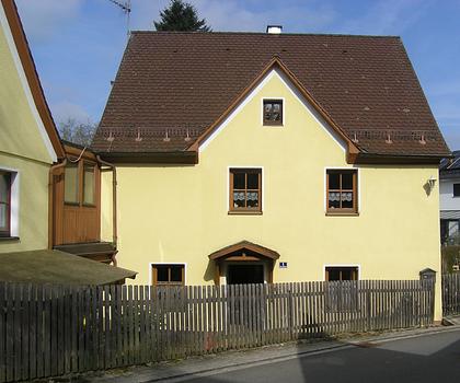 1-Familien-Haus idyllisch gelegen mit Nebengebäude, Garage und PKW-Stellplatz