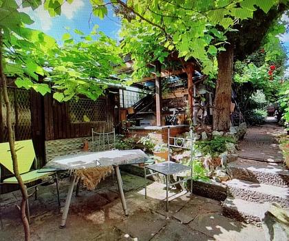 Romantisch ... 
Reihenmittelhaus mit idyllischem Garten ...