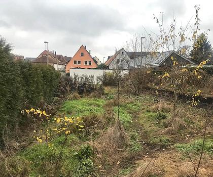 Baugrundstück mit Baugenehmigung für ein Ein-/Zweifamilienhaus.