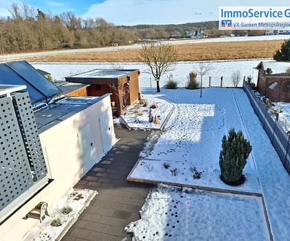Freiwerdendes Zweifamilienhaus mit Garage in Toplage am Feldrand