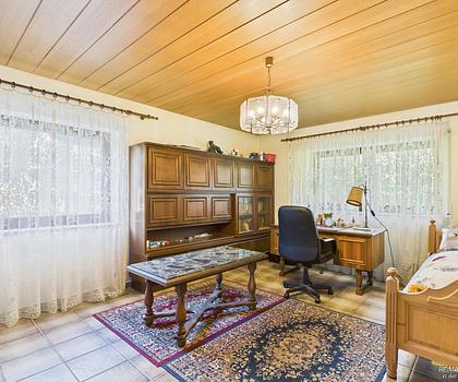 Freistehendes Einfamilienhaus mit großem Grundstück