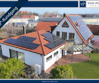 Einfamilienhaus mit Pool und zusätzlicher Halle auf großzügigem Grundstück