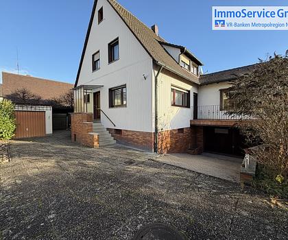 Gepflegtes Zweifamilienhaus mit großem Garten + Wintergarten und drei Garagen-Stellplätzen