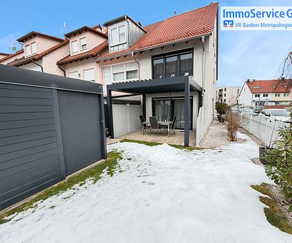 Wohnkomfort im Nürnberger Süden: Geschmackvolles Reiheneckhaus mit Carport-Stellplatz