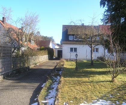 Kleines 3-Zimmer-Reiheneckhaus mit 436 m² Grundstück und Garage