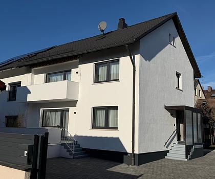 Platz für die ganze Familie – moderne Doppelhaushälfte mit Garten und Terrasse in ruhiger Lage