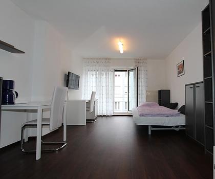 Neu renoviertes, möbliertes Apartment in ruhiger Seitenstraße