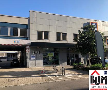 *Teilbar und befahrbar - vielseitig nutzbar - Ausstellung/Verkauf - Lager - frequentierte Lage neben Lebensmittelmarkt - Parkplätze*